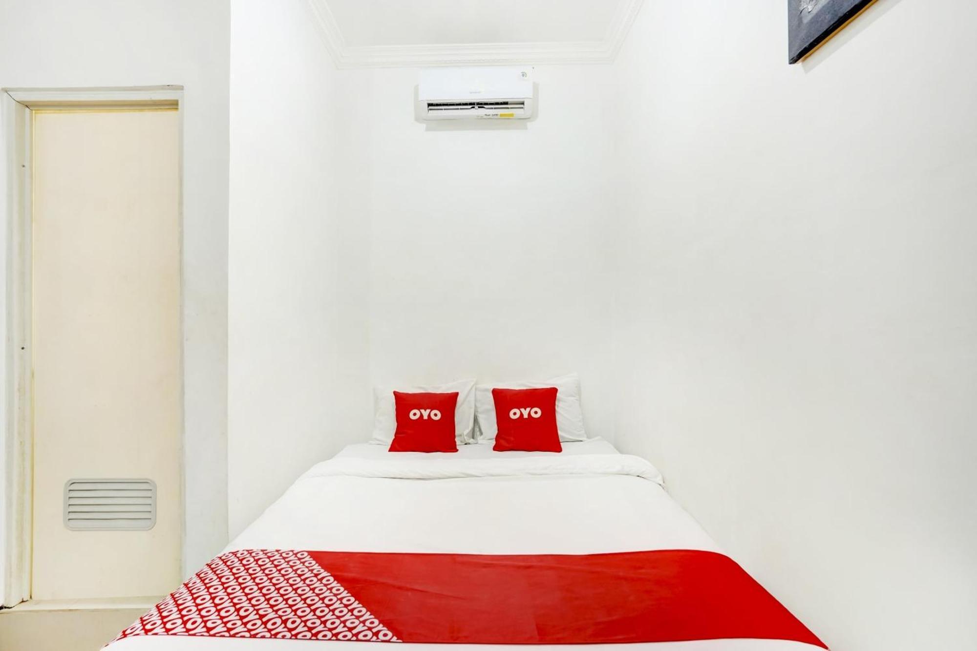 Super Oyo 3702 Homestay Bougenville Syariah Lamongan Eksteriør bilde