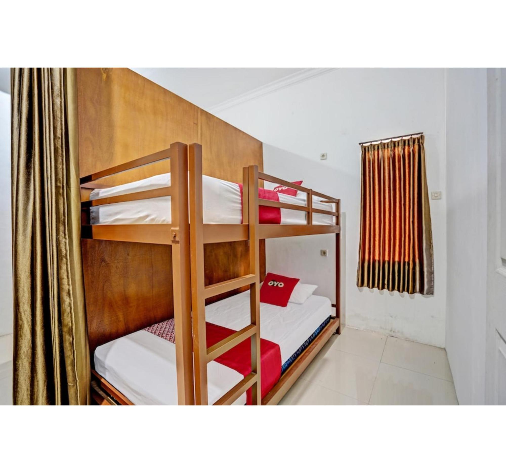 Super Oyo 3702 Homestay Bougenville Syariah Lamongan Eksteriør bilde