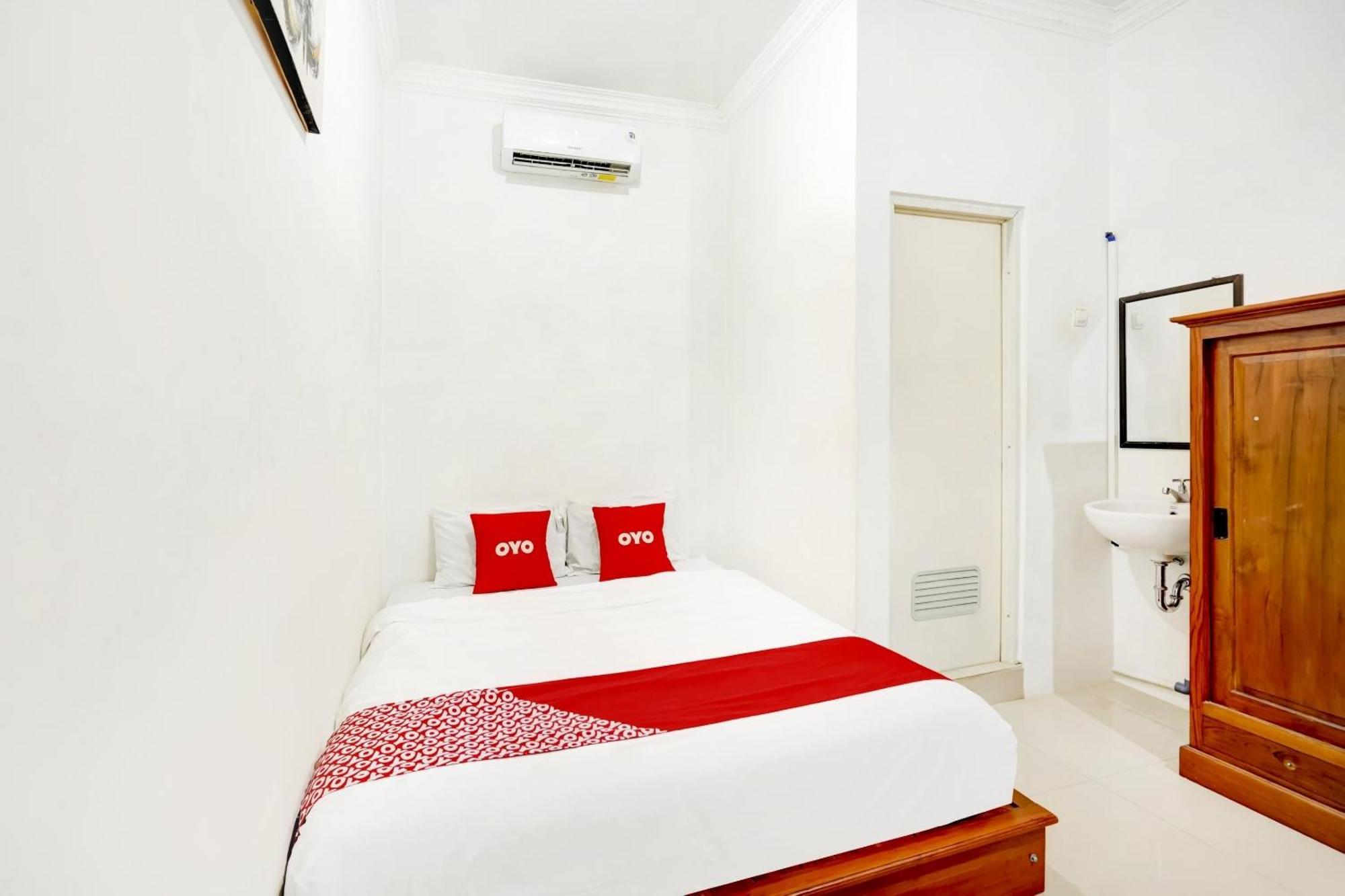 Super Oyo 3702 Homestay Bougenville Syariah Lamongan Eksteriør bilde