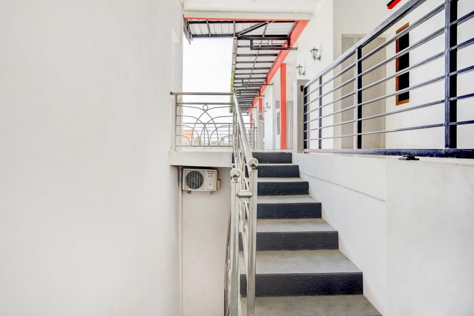 Super Oyo 3702 Homestay Bougenville Syariah Lamongan Eksteriør bilde