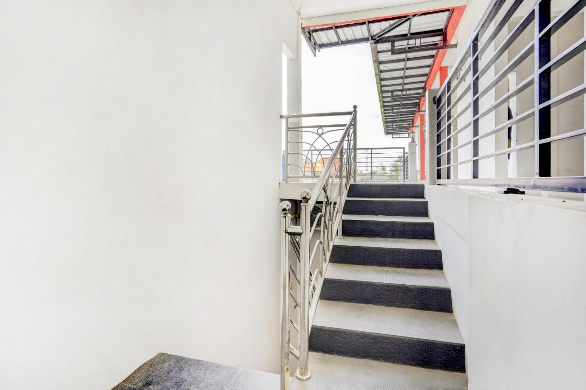 Super Oyo 3702 Homestay Bougenville Syariah Lamongan Eksteriør bilde