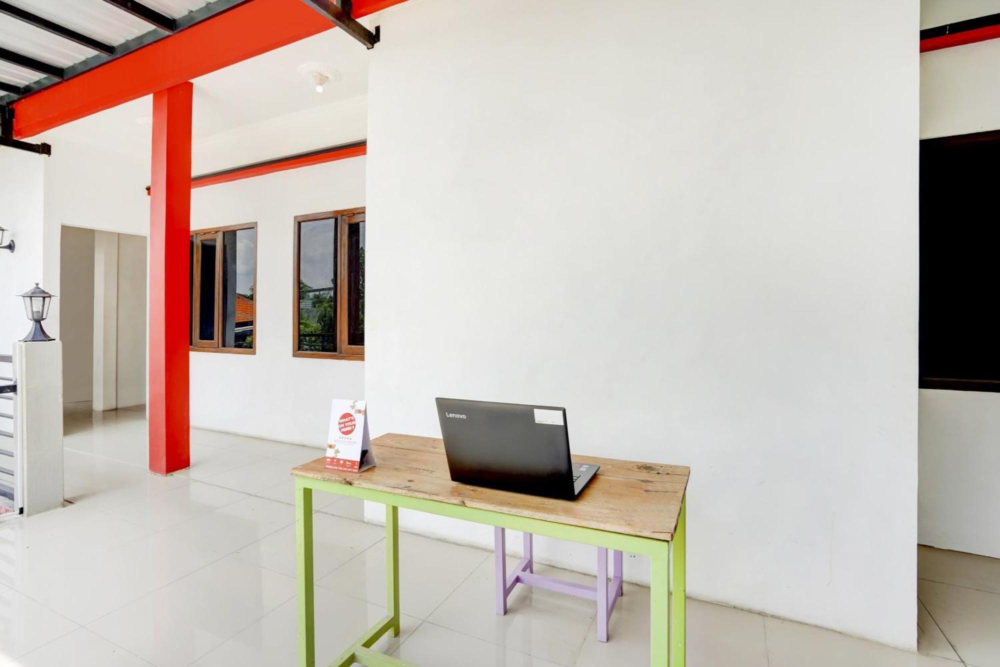 Super Oyo 3702 Homestay Bougenville Syariah Lamongan Eksteriør bilde