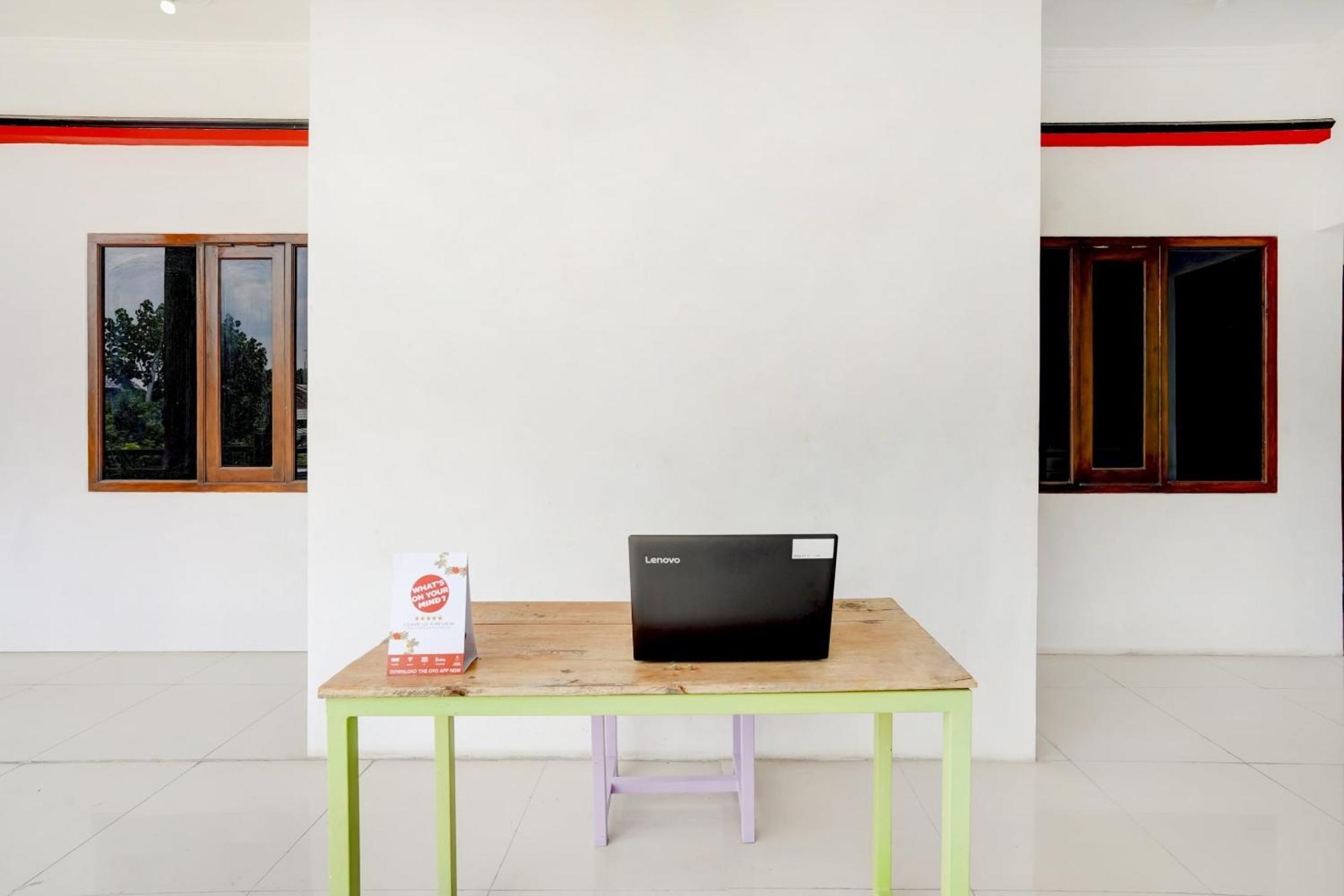 Super Oyo 3702 Homestay Bougenville Syariah Lamongan Eksteriør bilde